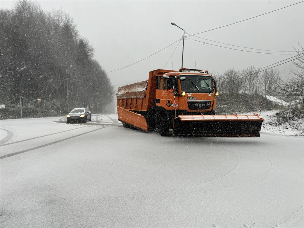 Beklenen kar yağışı başladı, trafik aksıyor 18